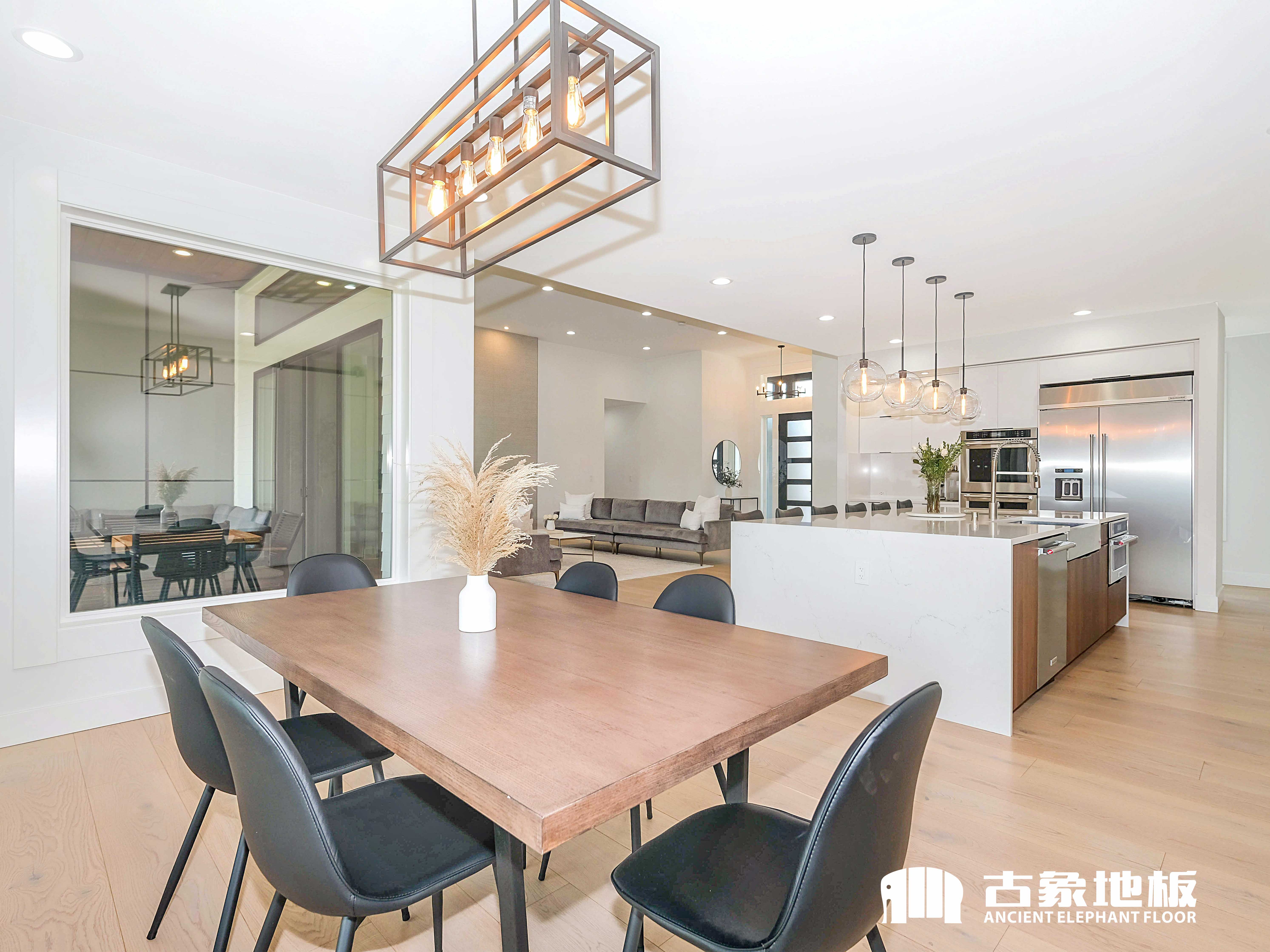 如何做好春季強(qiáng)化地板防潮工作