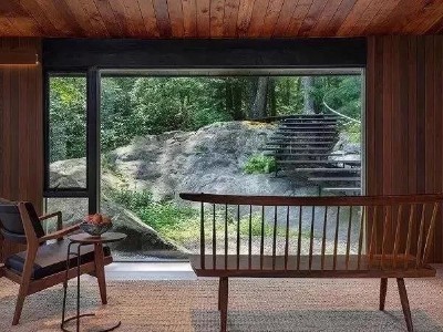 欣賞木地板上墻帶來(lái)的生活質(zhì)感